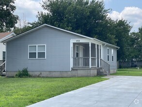 Building Photo - 5 bedrooms, 2.5 bathrooms House