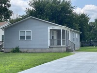 Building Photo - 5 bedrooms, 2.5 bathrooms House