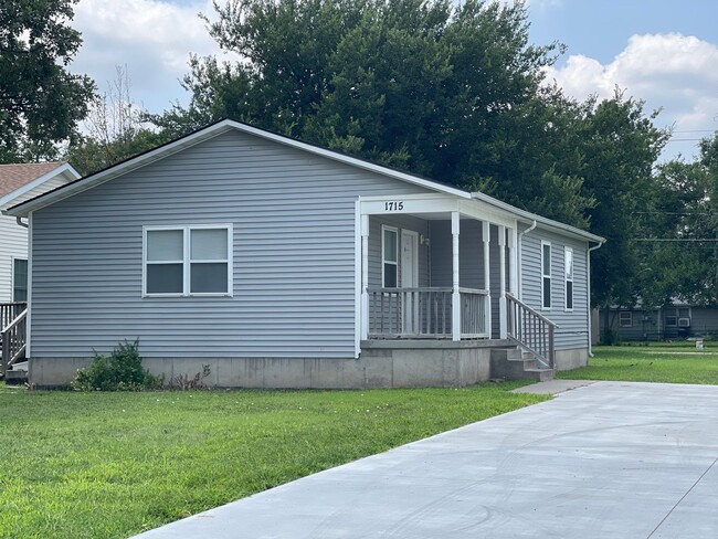 Primary Photo - 5 bedrooms, 2.5 bathrooms House