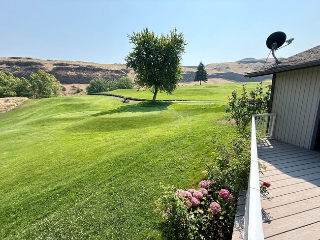 Building Photo - Beautiful Golf Course Home | 2 Bed • 2 Bath • Bonus Room