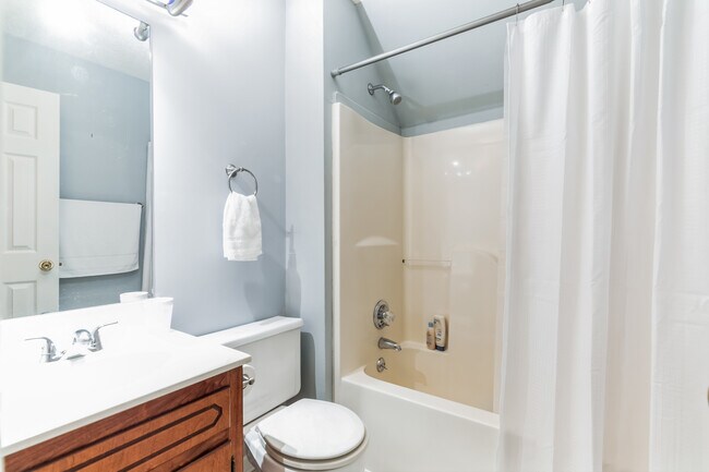 Building Photo - 3358 Clearwater Dr