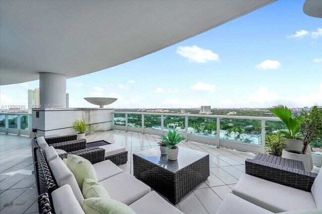 Building Photo - 2127 Brickell Ave