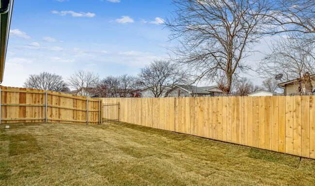 Building Photo - Don't Miss Out on this beautiful Duplex!