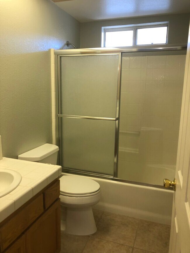 Building Photo - 3 bedroom 2 bathroom Home in Silver Lakes!...