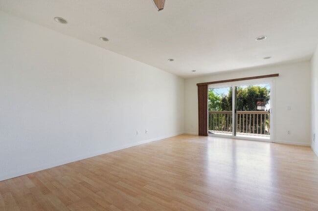 Building Photo - Gorgeous Beach Close Carlsbad Condo!
