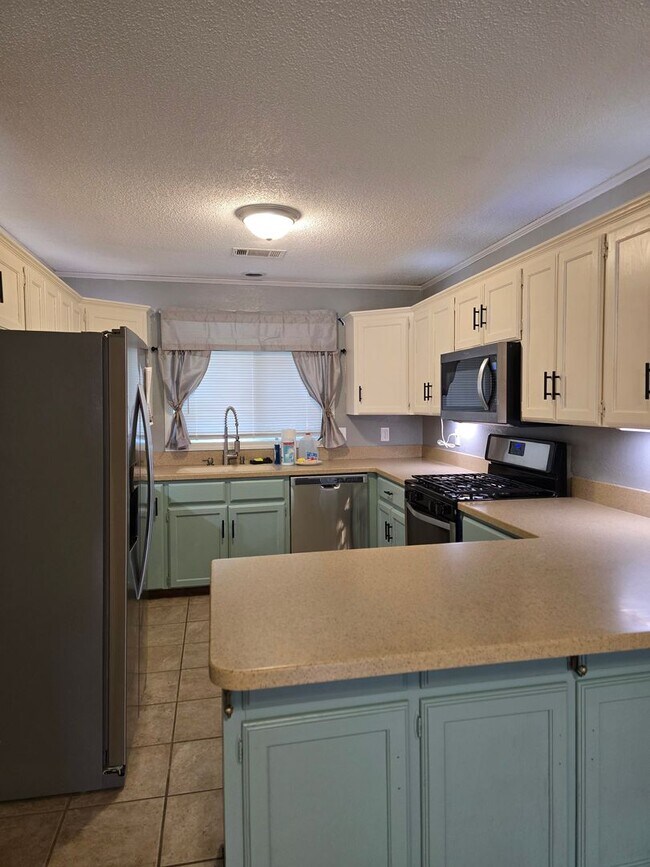 Building Photo - 3 bedroom 2 bath home with basement for lease