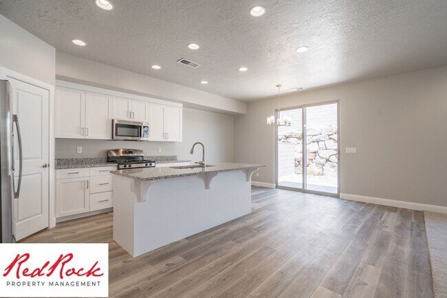 Building Photo - Stunning 4 Bedroom Townhome in Hurricane H...