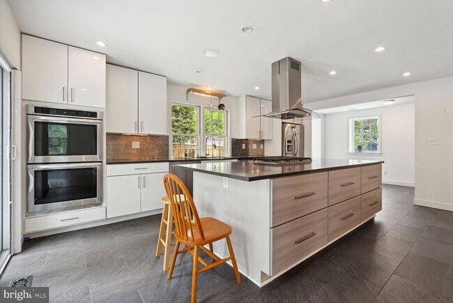 Building Photo - 3712 Fordham Rd NW