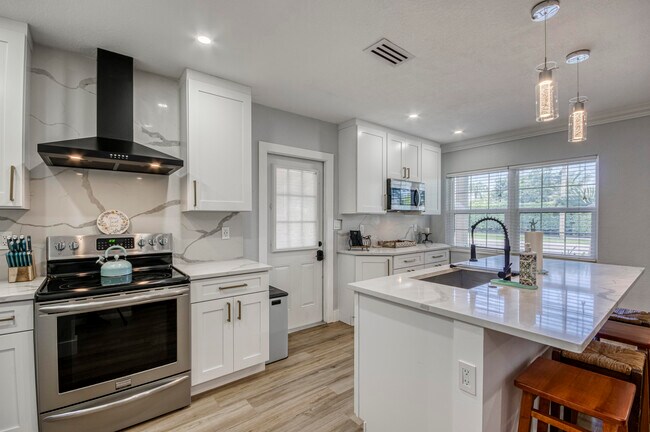 Building Photo - 404 S Caloosahatchee Ave