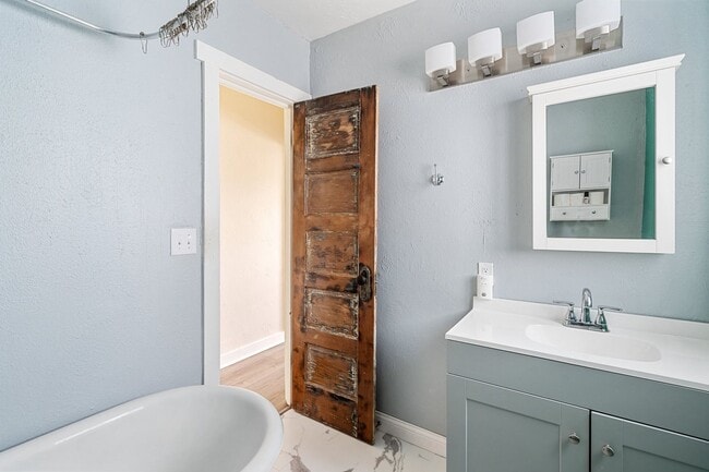 Building Photo - Updated Bremerton Home with Modern Touches