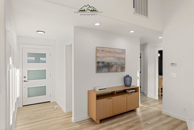 Building Photo - 4 bedroom 2.5 bathroom home with Panoramic views!