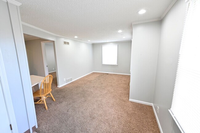 Building Photo - 425 W Cook Rd