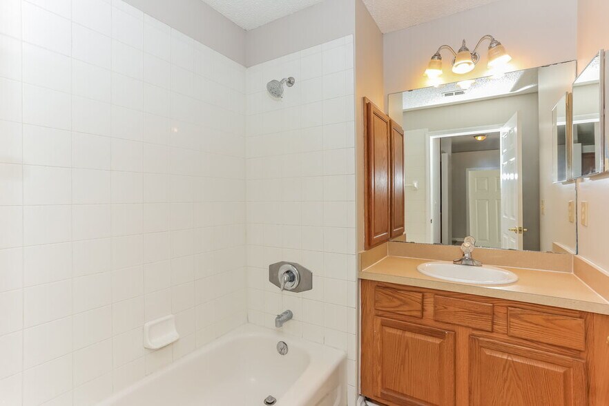 Building Photo - 925 Plumbridge Ct