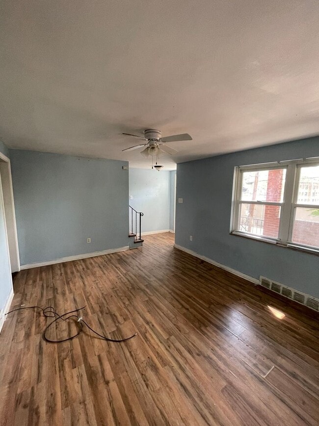 Building Photo - 2 bed 1.5 bath home in Pittsburgh Pa!