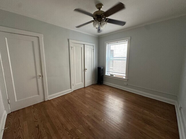 Building Photo - 1 Bedroom in Prime East Rogers Park Location Near Loyola Park & Beach!