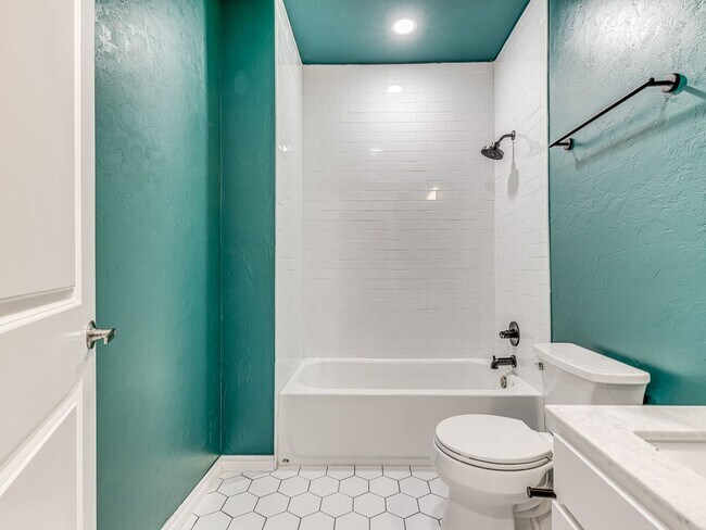 Building Photo - Charming home in Central Park Neighborhood...