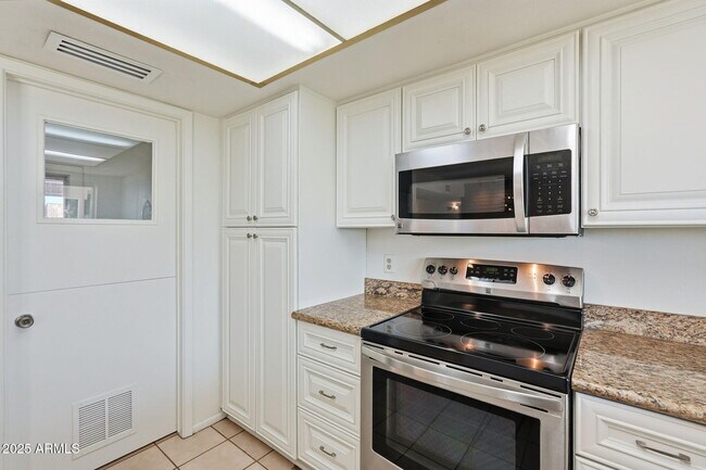 Building Photo - 1321 E Townley Ave