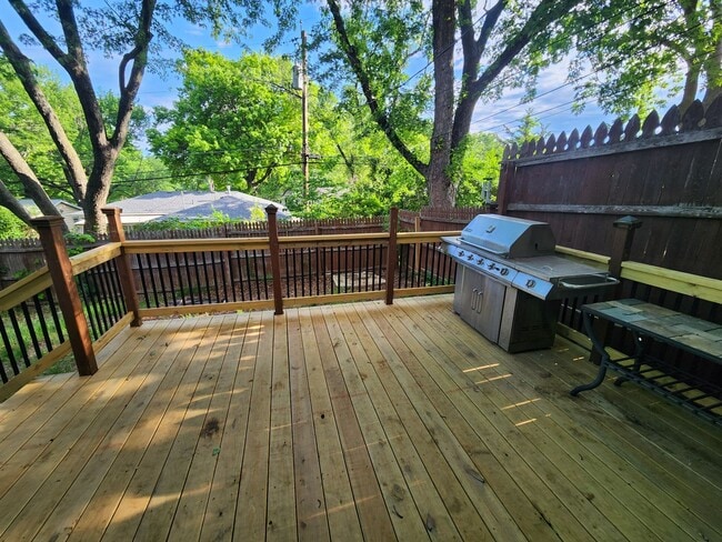 Building Photo - Nice 3BR, 1.5BTH half duplex near schools ...