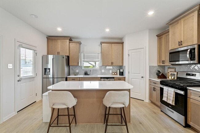 Building Photo - 615 Backstays Lp