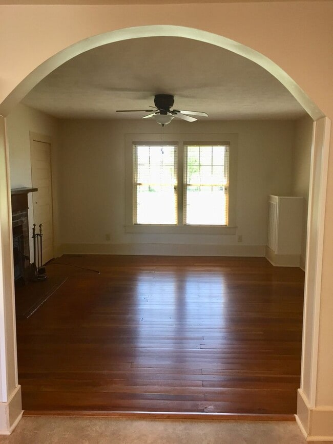 Building Photo - Remodeled Farm Home in Morristown 2 Bed + ...