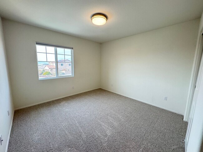 Building Photo - Beautiful 5Bd/3.5Ba Home in Cul-de-Sac in Riverside w/new Turf Back Yard and New Carpet!