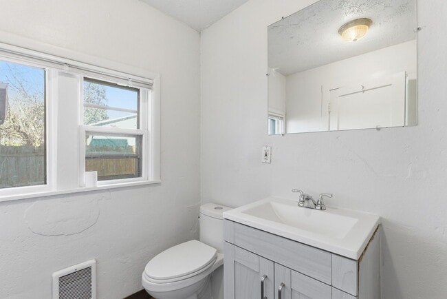 Building Photo - 5020 SE 92nd Ave