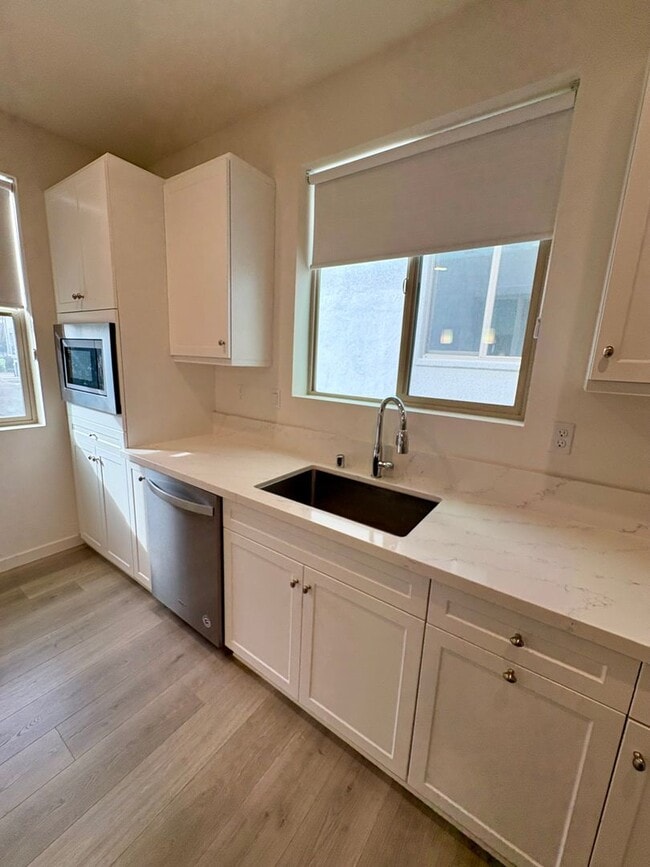 Building Photo - Vibrant 3 story 2bed/2.5bath home at the Mill at Broadway