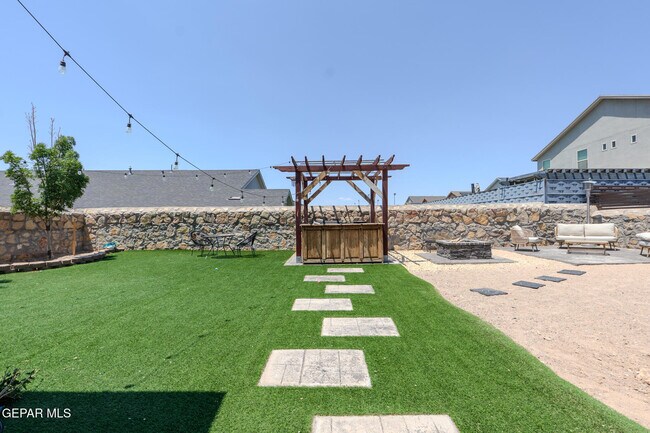 Building Photo - 305 Del Palmar