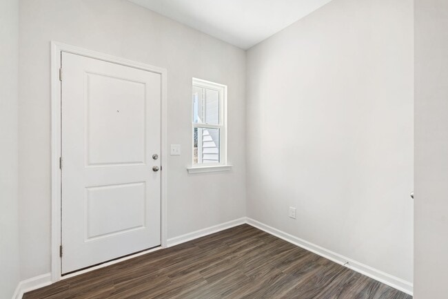 Building Photo - Luxurious 3-Bedroom Townhome Living in the...