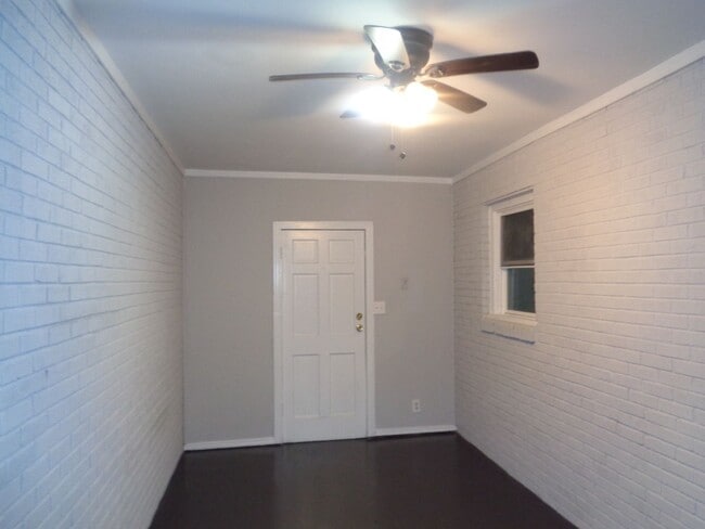 Building Photo - 2 Bedroom 1 bath home