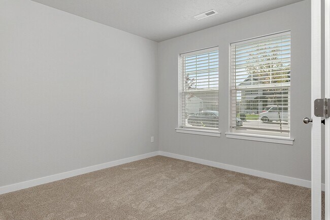 Building Photo - 3 Bed 2.5 Bath + Loft & Office located in the Greyhawk Subdivision