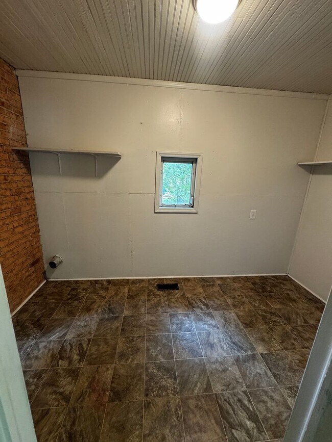 Building Photo - 2/1 Duplex with office space in Shelby, NC
