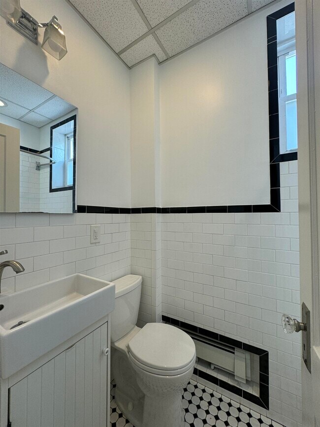 Building Photo - 445 Monmouth St