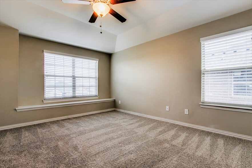 Master Bedroom - seating area - 4917 Sanger Circle