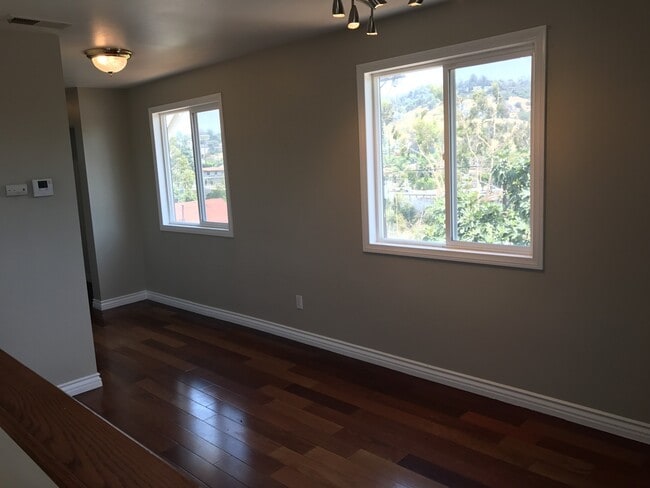 Building Photo - this will be gone this weekend! Rare change to rent a 2005 built 2 bedroom house HOUSE in Glassel...