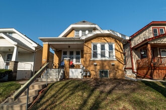 Building Photo - 2213 S 72nd St