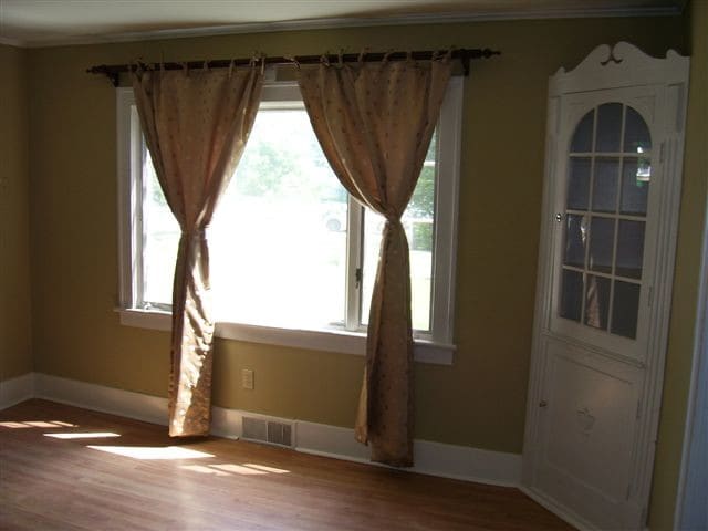 Building Photo - 112 N Hager Ave