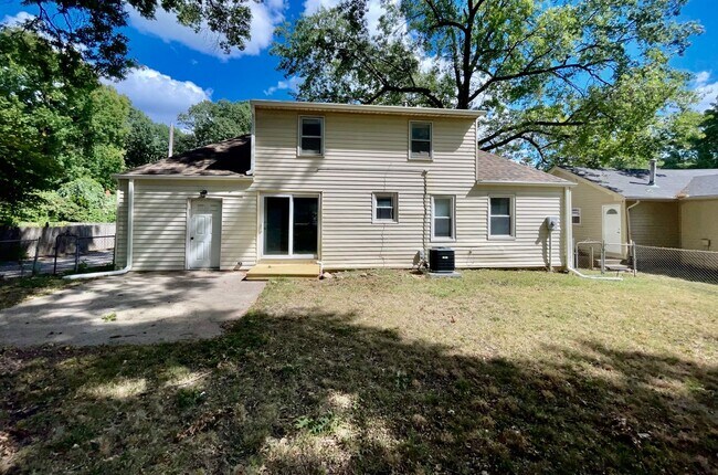 Building Photo - Updated 4-Bedroom Bungalow with Modern Kit...