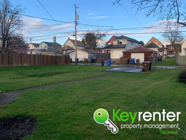 Building Photo - Centrally Located 3Bed/1.5Bath Tacoma Home!