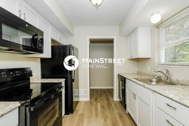 Building Photo - 4 Bedroom Pet-Friendly Home in INDIANAPOLI...