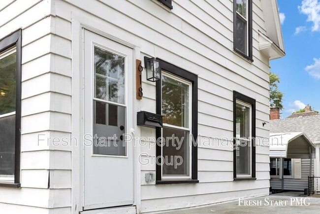Building Photo - 618 Lamberton St NE