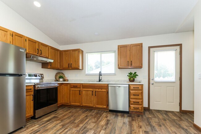 Building Photo - Check out this 3 bed 1.5 bath single family home in Springfield!