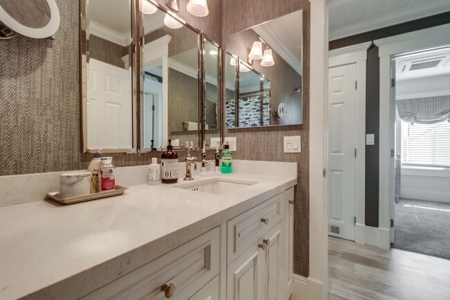 Building Photo - Furnished 2Bd/1Ba Apartment 2nd floor