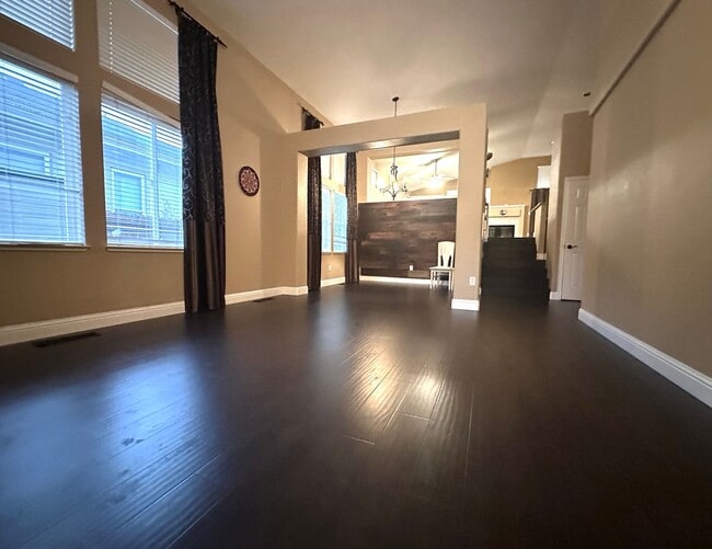 Building Photo - Gorgeous 4 Bed, 2 Bath in Shadow Lakes with SOLAR!