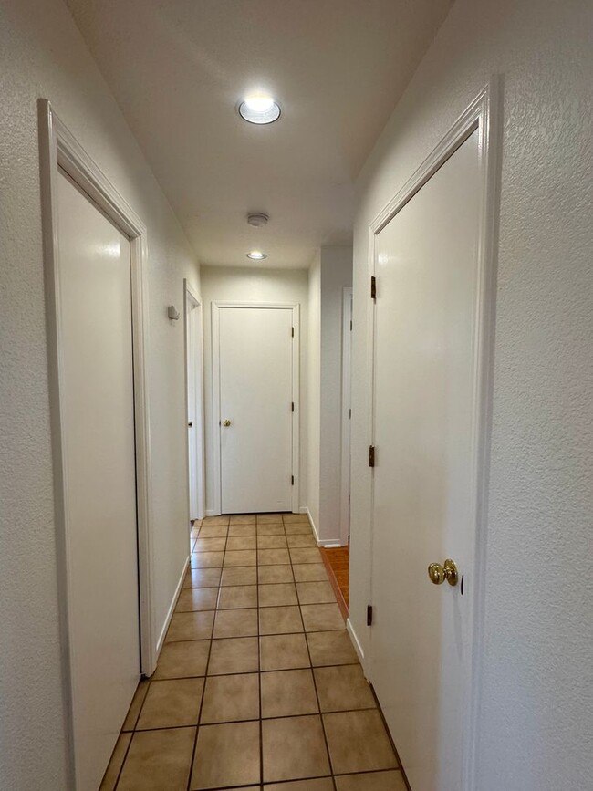 Building Photo - Adorable Home Available Now in Davis!