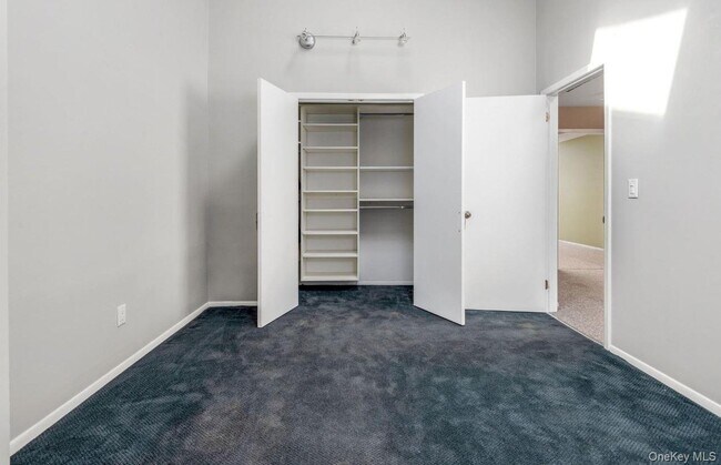 Building Photo - 138 The Knoll
