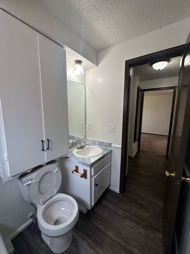 Building Photo - Spacious 4 bed, 1.5 bath