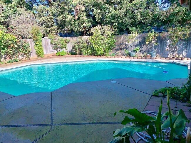 Building Photo - Spacious Fig Garden 4/2
