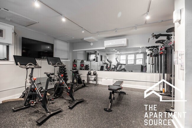 Building Photo - 1140 N La Salle Dr