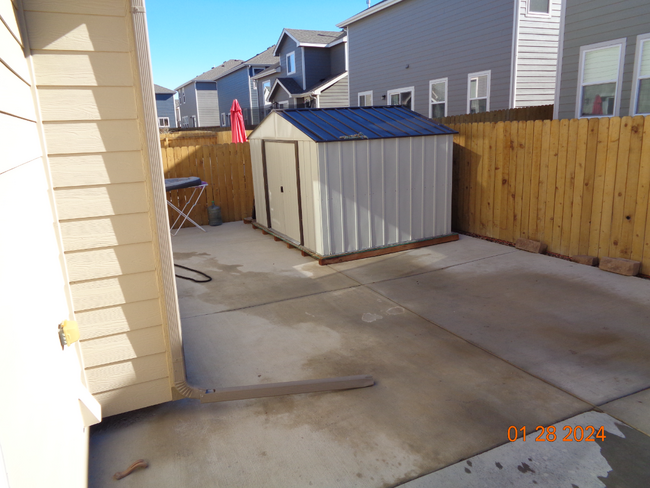 Building Photo - Great neighborhood! with open space and wa...